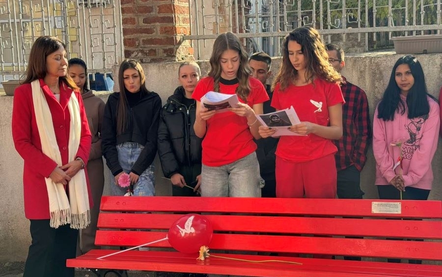 Червената пейка символ на превенцията срещу насилието над жените